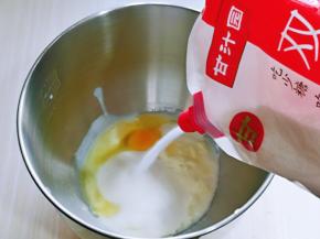 首先将酸奶，鸡蛋，奶粉，玉米油，盐，白砂糖放入厨师机中。