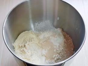 再加入高筋面粉，黑麦粉，酵母粉，将发酵好的波兰种放入厨师机桶中。