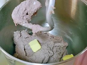 启动厨师机1档，揉面10分钟，再加入室温软化的黄油，再次启动厨师机，将旋转按钮，至2档，揉20分钟，20分钟后已经有了不容易破的手套膜即可。