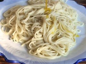 淋入少许花生油，抖散开（可以用电扇吹凉）