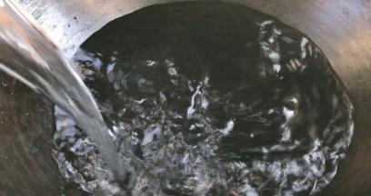 锅中倒入多点的清水，大火烧开