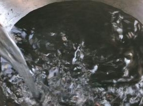 锅中倒入多点的清水，大火烧开