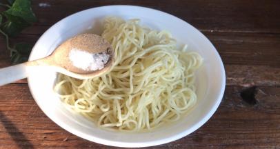 先加入胡椒粉、盐、味精