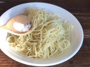 先加入胡椒粉、盐、味精