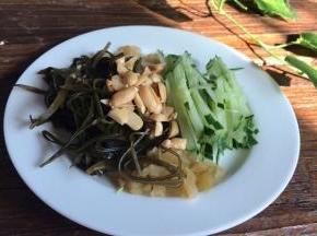 备好榨菜末、泡萝卜末、黄瓜丝、海带丝、花生碎