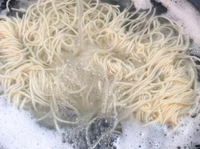 淋入少许清水，再次煮开再淋清水，反复3次以上