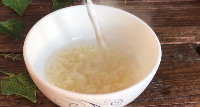 用沸水冲泡备用