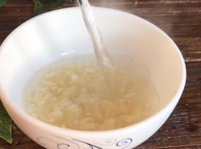 用沸水冲泡备用