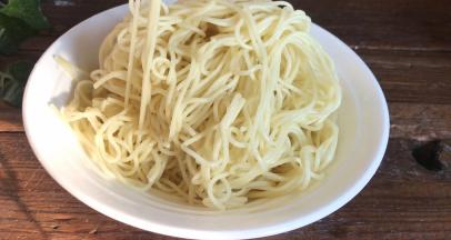 把凉透了的碱面，装入大点的碗中