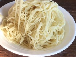 把凉透了的碱面，装入大点的碗中