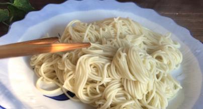 捞出碱面，放入大点的盘子，抖散吹干水分