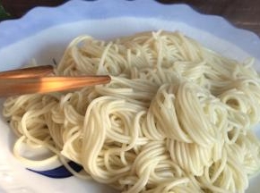 捞出碱面，放入大点的盘子，抖散吹干水分