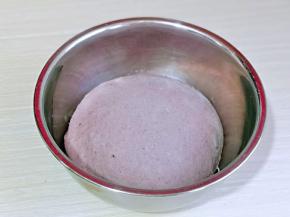 取出揉好的面团揉圆，可以进行发酵，发酵至原来两倍大，用手指摁一下，不回缩即为发酵完成。