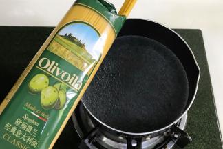 锅中倒入适量的清水烧开，放入欧丽薇兰意大利面，加2克盐煮起。