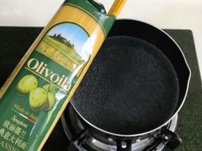 锅中倒入适量的清水烧开，放入欧丽薇兰意大利面，加2克盐煮起。