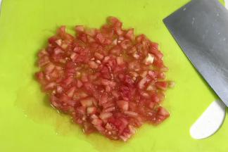 西红柿去皮后切碎。