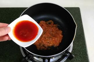 锅中倒8ml橄榄油烧微热，加入番茄碎、蕃茄酱、细砂糖和盐，中小火炒至番茄碎融化、汤汁浓稠，盛出备用。