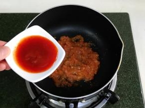 锅中倒8ml橄榄油烧微热，加入番茄碎、蕃茄酱、细砂糖和盐，中小火炒至番茄碎融化、汤汁浓稠，盛出备用。