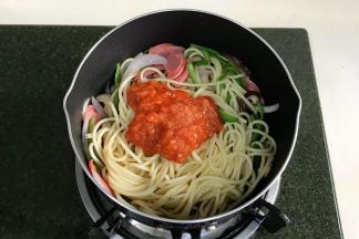 放入意大利面和蕃茄酱翻炒均匀即可。