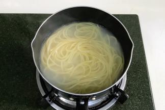 约煮10分钟至熟捞出备用。