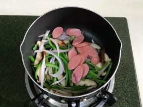 接着加入香肠片翻炒片刻。