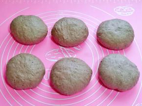 取出手揉排气，将面团分成6等份。