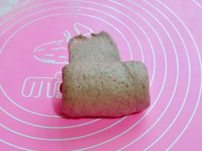 再次擀长舌装，卷起。