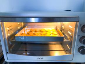 放入预热好的烤箱中层180度，上下火20分钟