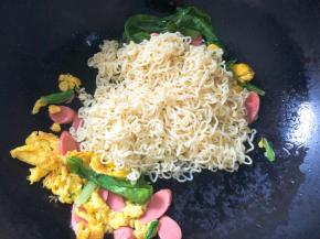 放入方便面翻炒