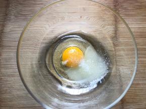 鸡蛋加入细砂糖搅拌均匀
