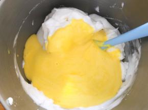 再倒回蛋白盆中继续翻拌均匀