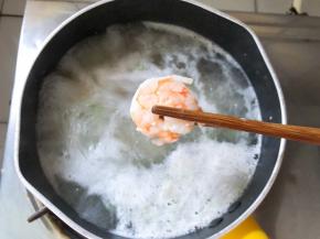 豌豆软了倒入虾仁，虾仁煮至变色