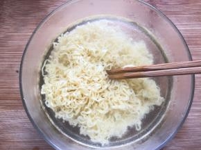 放冷水中过一下