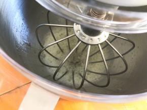 打发至粗泡状态，加入三分之一细砂糖