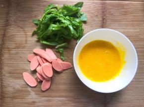 鸡蛋打散，火腿肠切片，青菜洗干净切一下