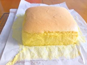 撕掉油纸，放烤网上晾凉