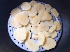 土豆切片放入蒸锅中蒸熟蒸软