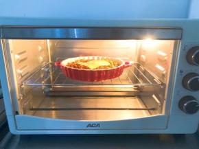 面上面放一片芝士，放入预热好的烤箱中层，上下火200度5分钟