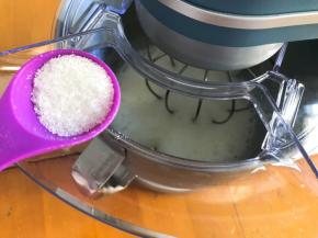 打发至粗泡消失，加入三分之一细砂糖