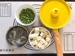 准备好食材，虾仁去壳去虾线，豆腐切成块，虾仁放少许白胡椒粉，拌匀腌制5分钟，