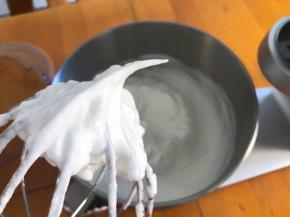 打发至拉起打蛋头有弯钩状态