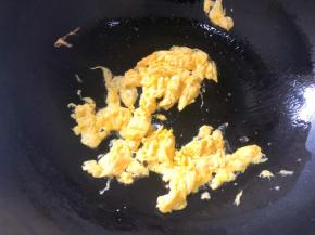 锅中倒入少许食用油，倒入鸡蛋翻炒