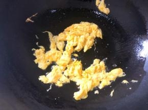 锅中倒入少许食用油，倒入鸡蛋翻炒