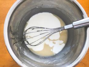 接着倒入纯牛奶搅拌均匀