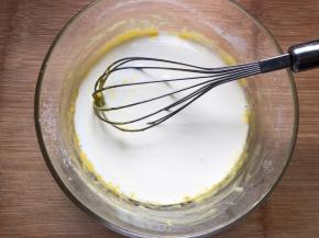 倒入纯牛奶和淡奶油，搅拌均匀
