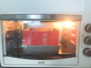 将模具放在水中，150度上下火70分钟