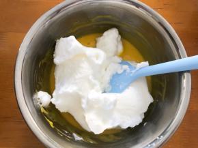 分三分之一蛋白到蛋黄糊中，翻拌均匀