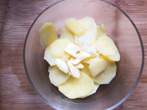 土豆蒸软以后，趁热放入黄油和盐