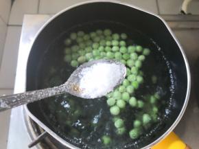 加入盐，煮两三分钟