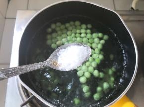 加入盐，煮两三分钟